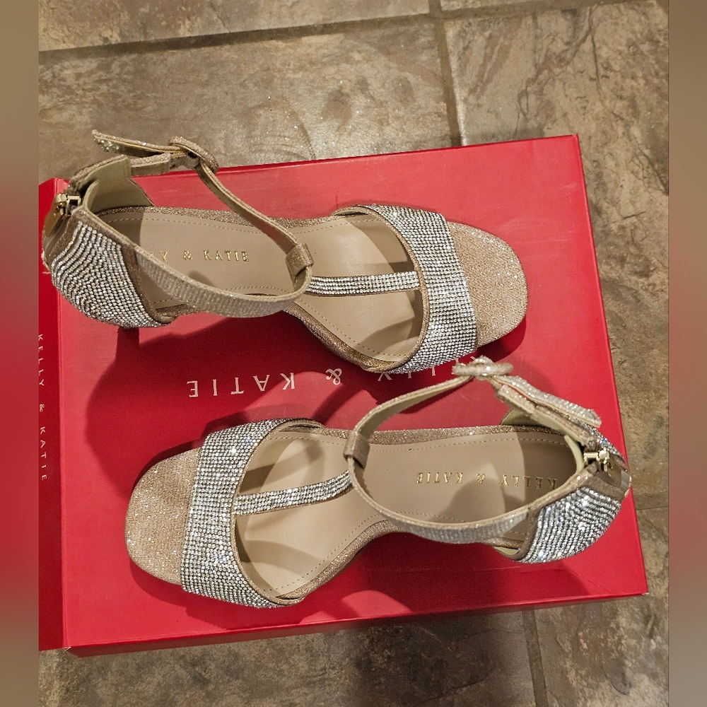 Kelly & Katie Glittering Silver and Gold Heels Size 8.5 - Picture 12 of 12